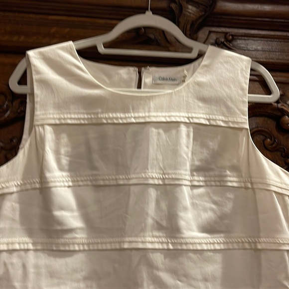 While sleeveless dresses - Picture 1 of 8